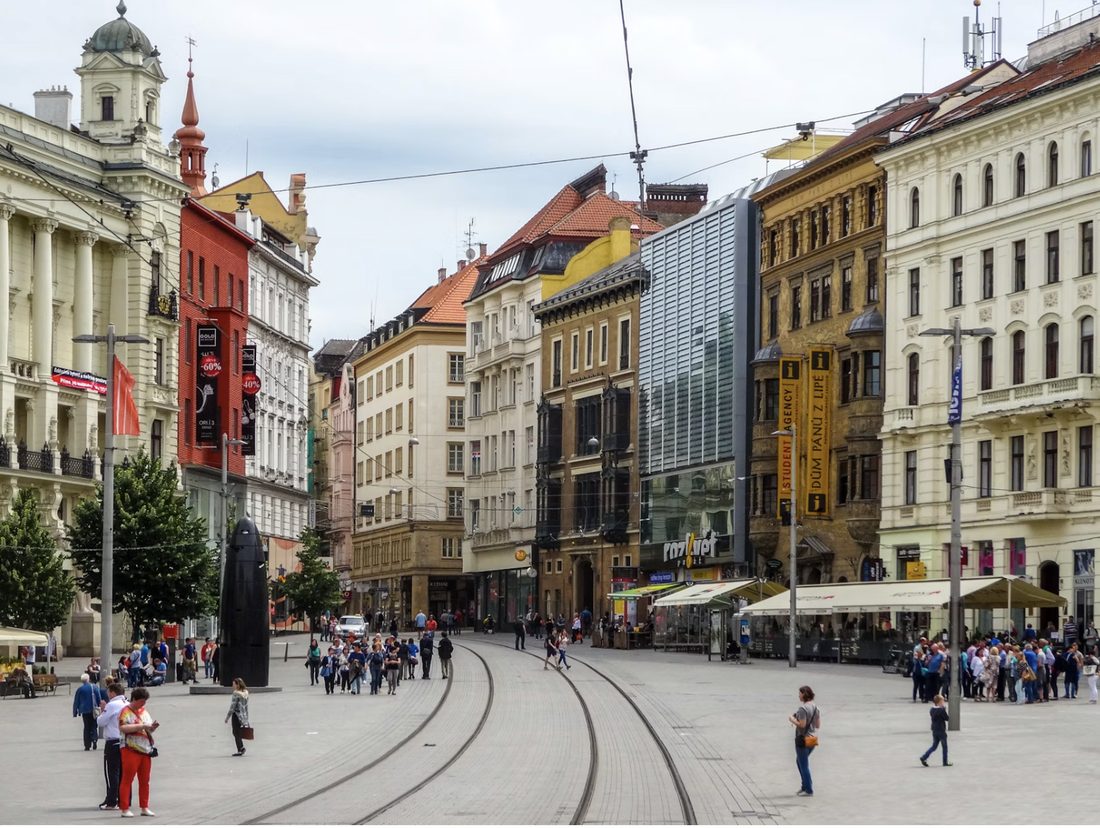 Breed plein met tramrails en historische gevels in het centrum van Brno