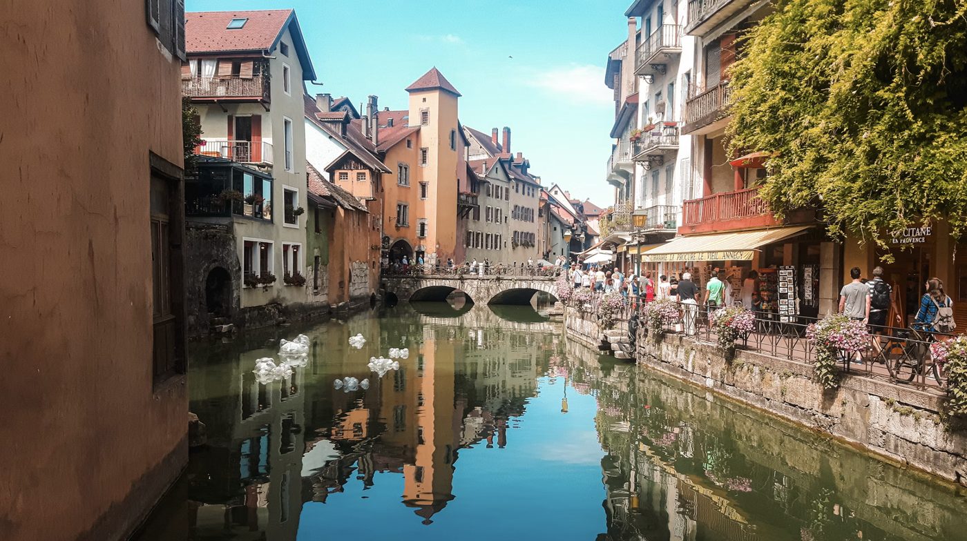 Kleurrijke huizen langs een kanaal in de oude stad van Annecy
