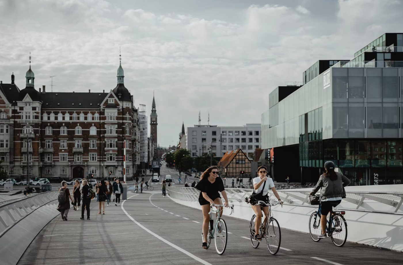 Fietsers op een brug in Kopenhagen met de stad op de achtergrond