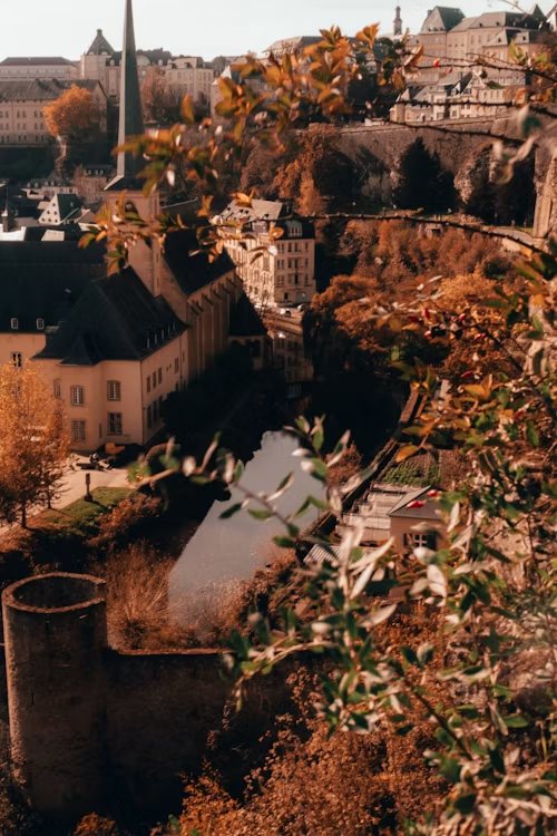 Uitzicht over de oude stad van Luxemburg met vestingmuren en herfstbladeren