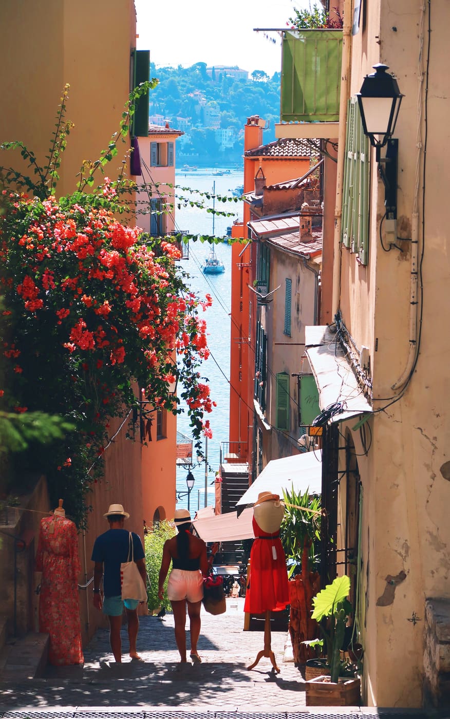 Bloemrijk straatje met zeezicht aan de Côte d'Azur