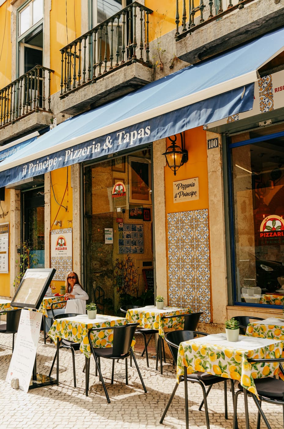 Sfeervol terras met azulejo-tegels in Portugal